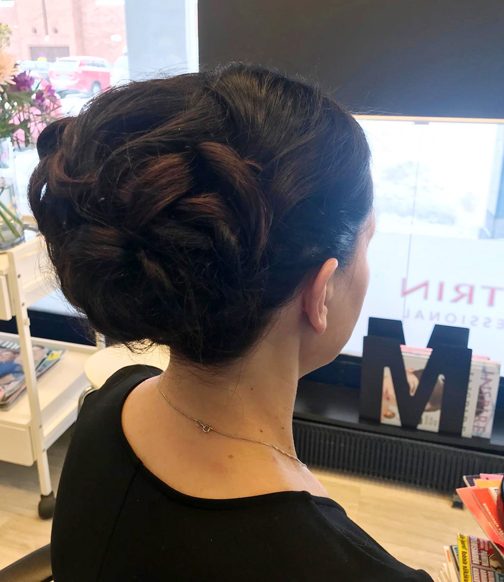 kaunis kampaus tummat hiukset